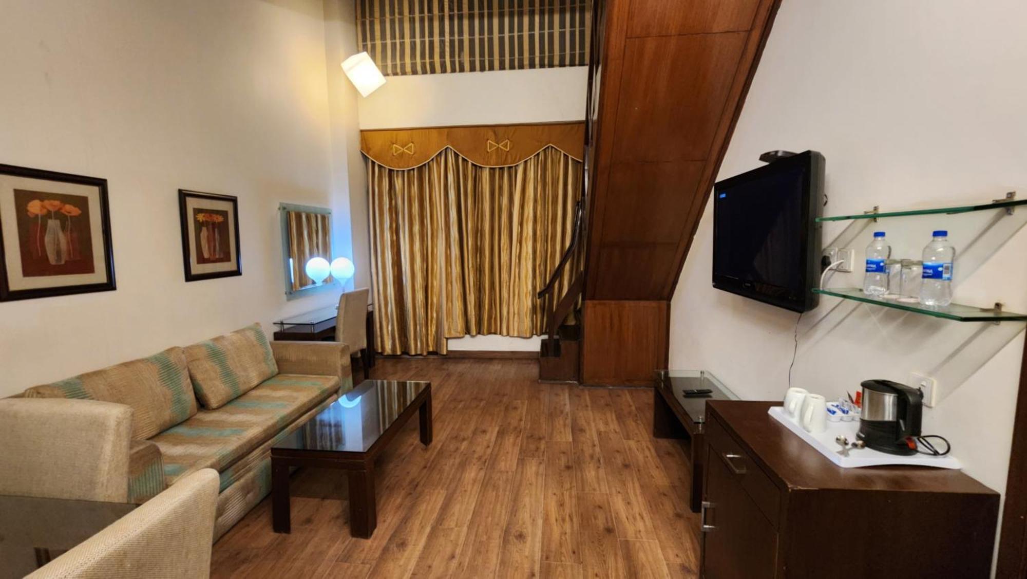 Hotel Royal Ark - Касаулі Екстер'єр фото